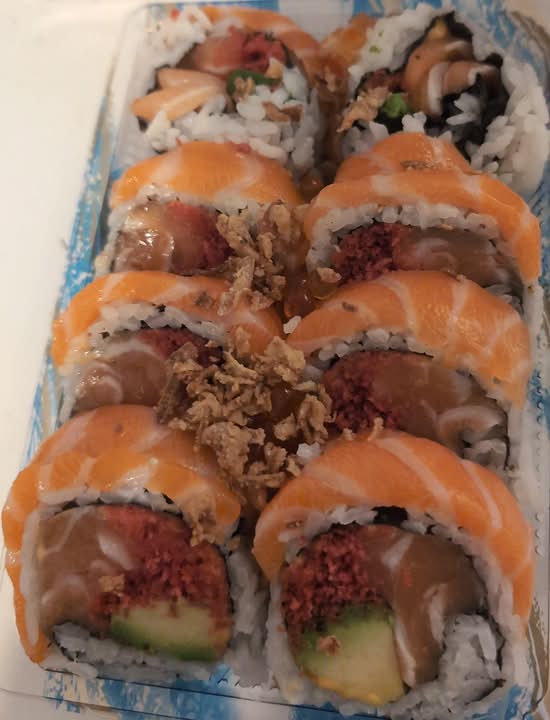 UH13. Salmon Lover Roll 至尊三文鱼卷